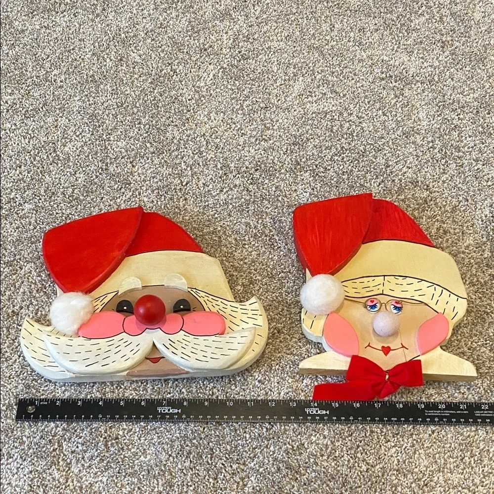 Harry W. Triplett Festive Santa and Mrs. Claus Wall Decor. Play’s music.